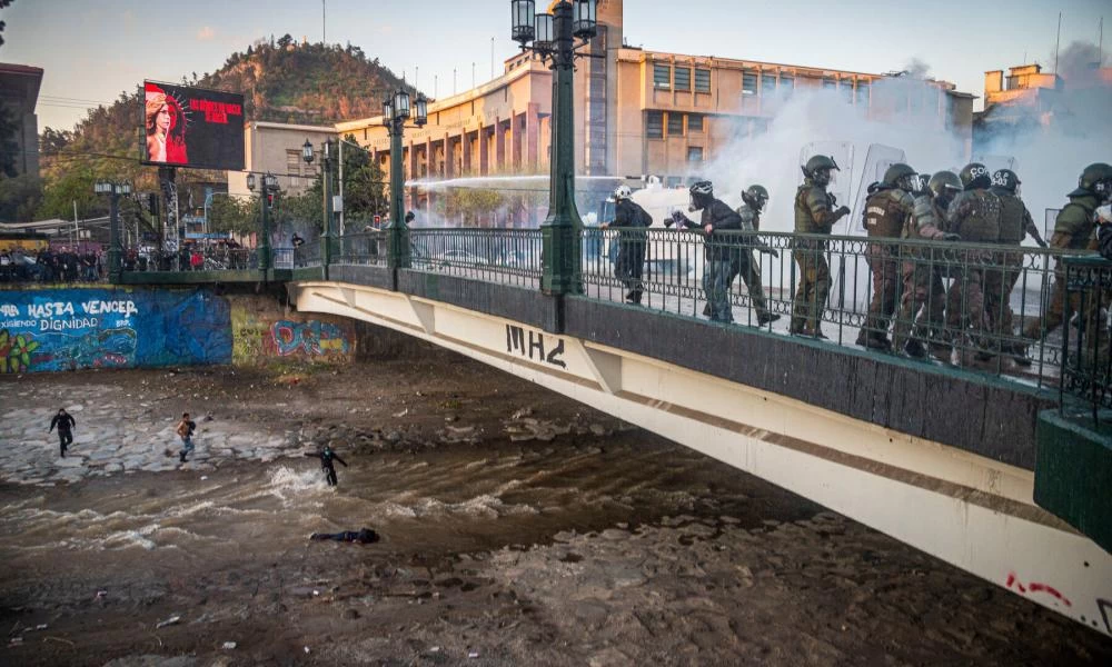 Χιλή: Η αστυνομία πέταξε 16χρονο από γέφυρα κατά τη διάρκεια διαδήλωσης
